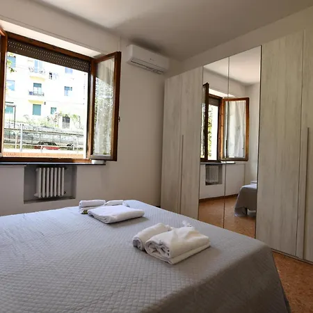 Con Ampio Terrazzo La Casa Di Iliana דירה