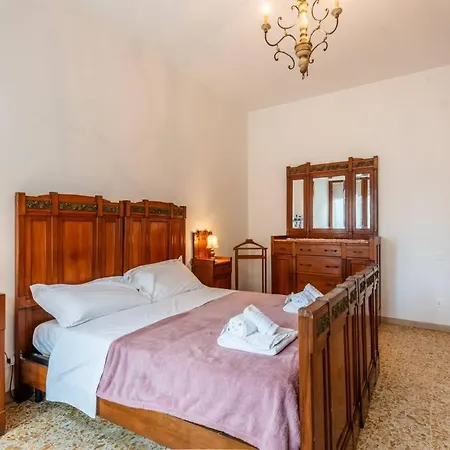 Con Ampio Terrazzo La Casa Di Iliana Апартаменти Сієна